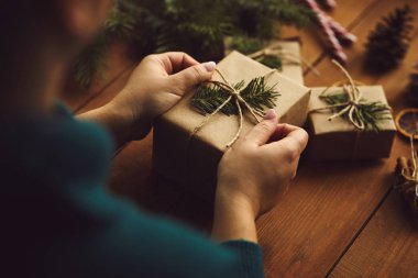 Noel hediyelerini paketleyen kadınların yakın çekimi