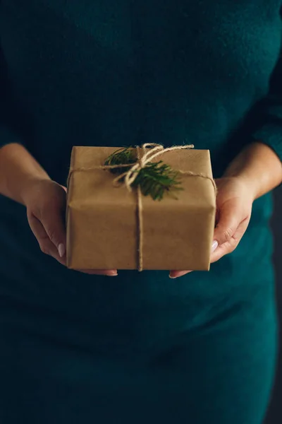 Frau Mit Verpacktem Weihnachtsgeschenk — Stockfoto