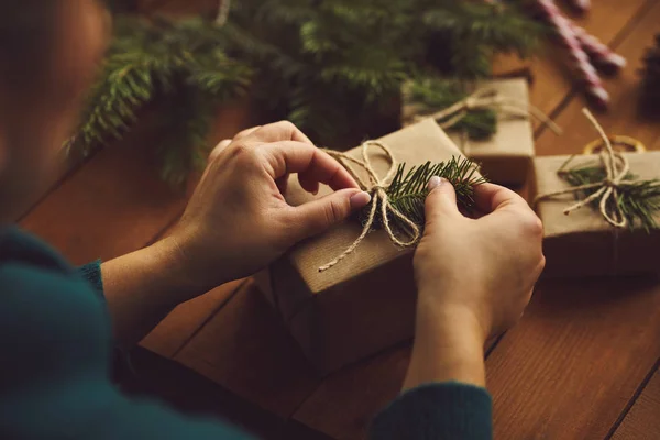 Primer Plano Las Manos Femeninas Embalaje Regalos Navidad Mesa — Foto de Stock