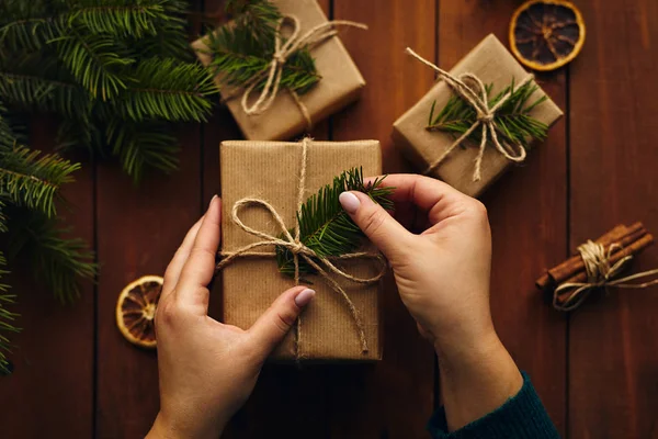 Primer Plano Las Manos Femeninas Embalaje Regalos Navidad Mesa Vista — Foto de Stock