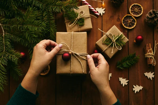 Vista Superior Las Manos Femeninas Mientras Envuelve Regalo Navidad — Foto de Stock