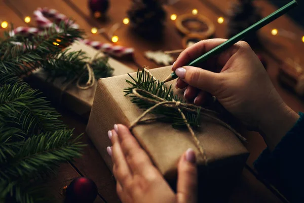 Mujer Escribe Nombres Regalo Navidad — Foto de Stock
