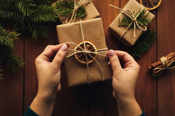 Primer Plano Las Manos Mujer Mientras Envuelve Regalo Navidad Vista — Foto de Stock