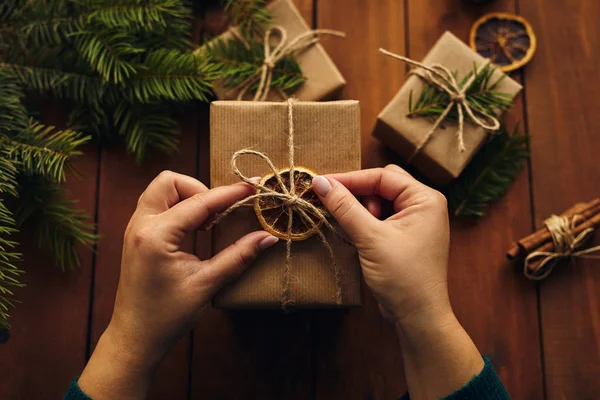 Vista Superior Las Manos Femeninas Mientras Envuelve Regalo Navidad — Foto de Stock