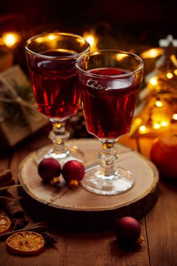 Süslü sıcak şarap Noel masasında.