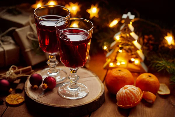 Dos Copas Vino Caliente Caliente Con Especias Mesa Navidad —  Fotos de Stock