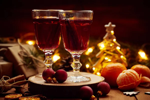Δύο Ποτήρια Ζεστό Κρασί Στο Χριστουγεννιάτικο Τραπέζι — Φωτογραφία Αρχείου