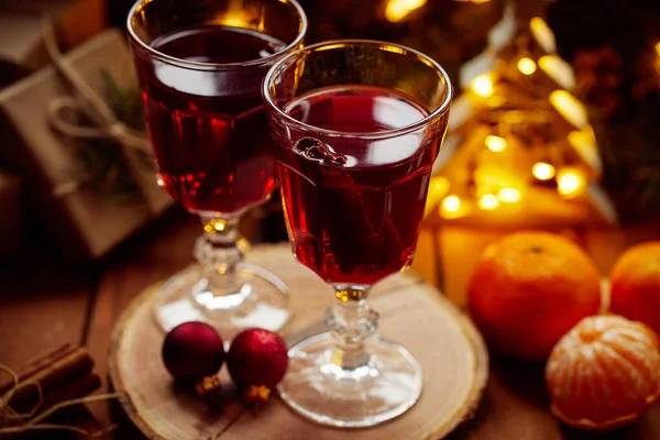 Close Van Twee Glazen Warme Glühwein Kersttafel — Stockfoto