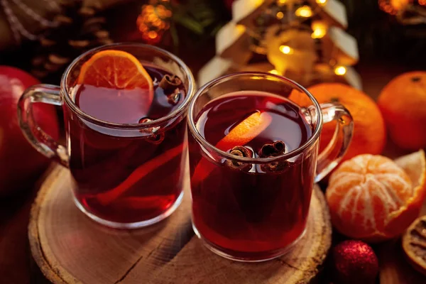 Noel Masasında Iki Bardak Sıcak Şarabın Üst Görüntüsü — Stok fotoğraf