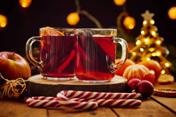 Vino Rimuginato Caldo Sulla Tavola Natale Con Decorazione — Foto Stock