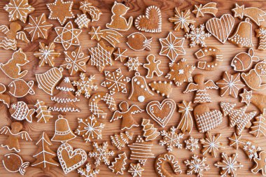 Ev yapımı zencefilli kurabiyelerle bembeyaz bir Noel masası.