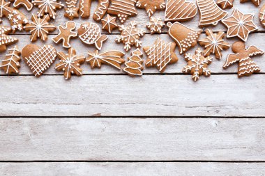 Beyaz tahta masada ev yapımı zencefilli kurabiye.