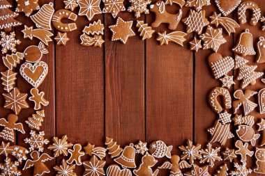 Ev yapımı zencefilli ekmek ve fotokopi alanı ile Noel masasının üst görüntüsü