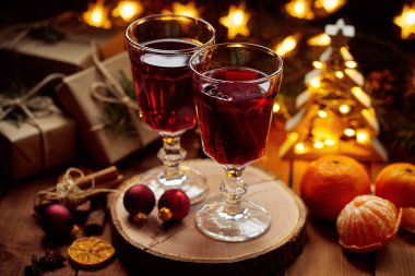Noel masasında iki bardak sıcak çay yakın.