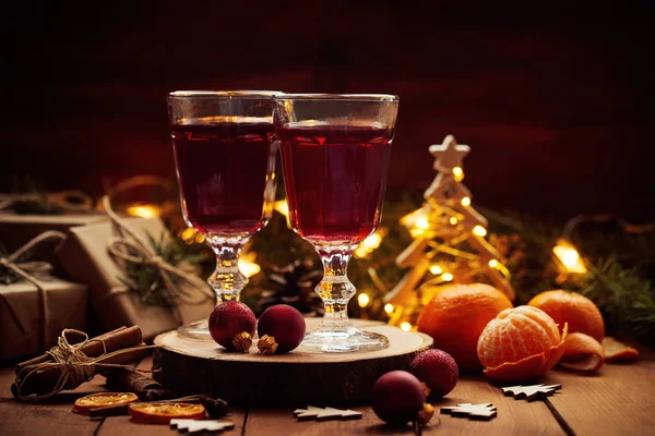 Гарячий Фруктовий Чай Різдвяному Столі Прикрасою — стокове фото