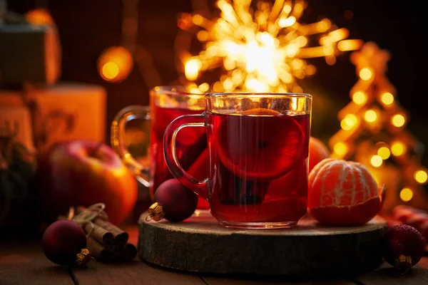 Δύο Ποτήρια Ζεστό Τσάι Φρούτων Στο Χριστουγεννιάτικο Τραπέζι Στο Μαλακό — Φωτογραφία Αρχείου