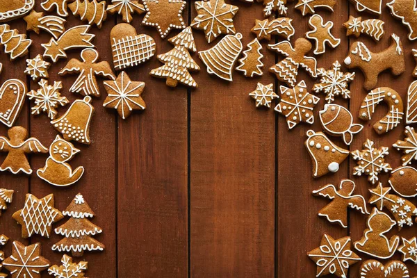 Zencefilli ekmek ve fotokopi alanı olan Noel ağacından bir masa. Düz arkaplan