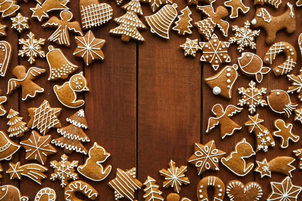 Zencefilli ekmek ve fotokopi alanının olduğu düz bir Noel ahşabı zemin