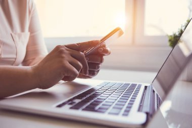 Ofiste otururken cep telefonlu bir kadın