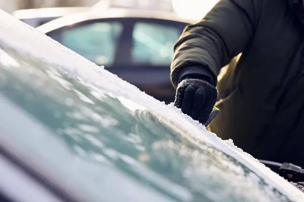 Man Scraping Ice Windshield Car Covered Wit Hoarfrost — Stock Photo, Image