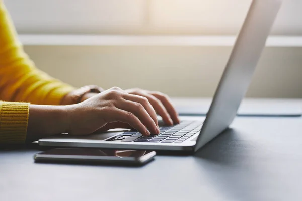 Primo Piano Delle Mani Femminili Durante Digitazione Sul Computer Portatile — Foto Stock