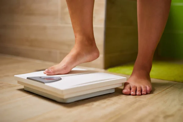 Voeten Van Een Vrouw Een Weegschaal Tijdens Het Wegen — Stockfoto