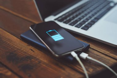 Güç bankasından şarj edilen cep telefonu