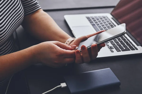 Donna Che Carica Telefono Cellulare Utilizzando Power Bank — Foto Stock