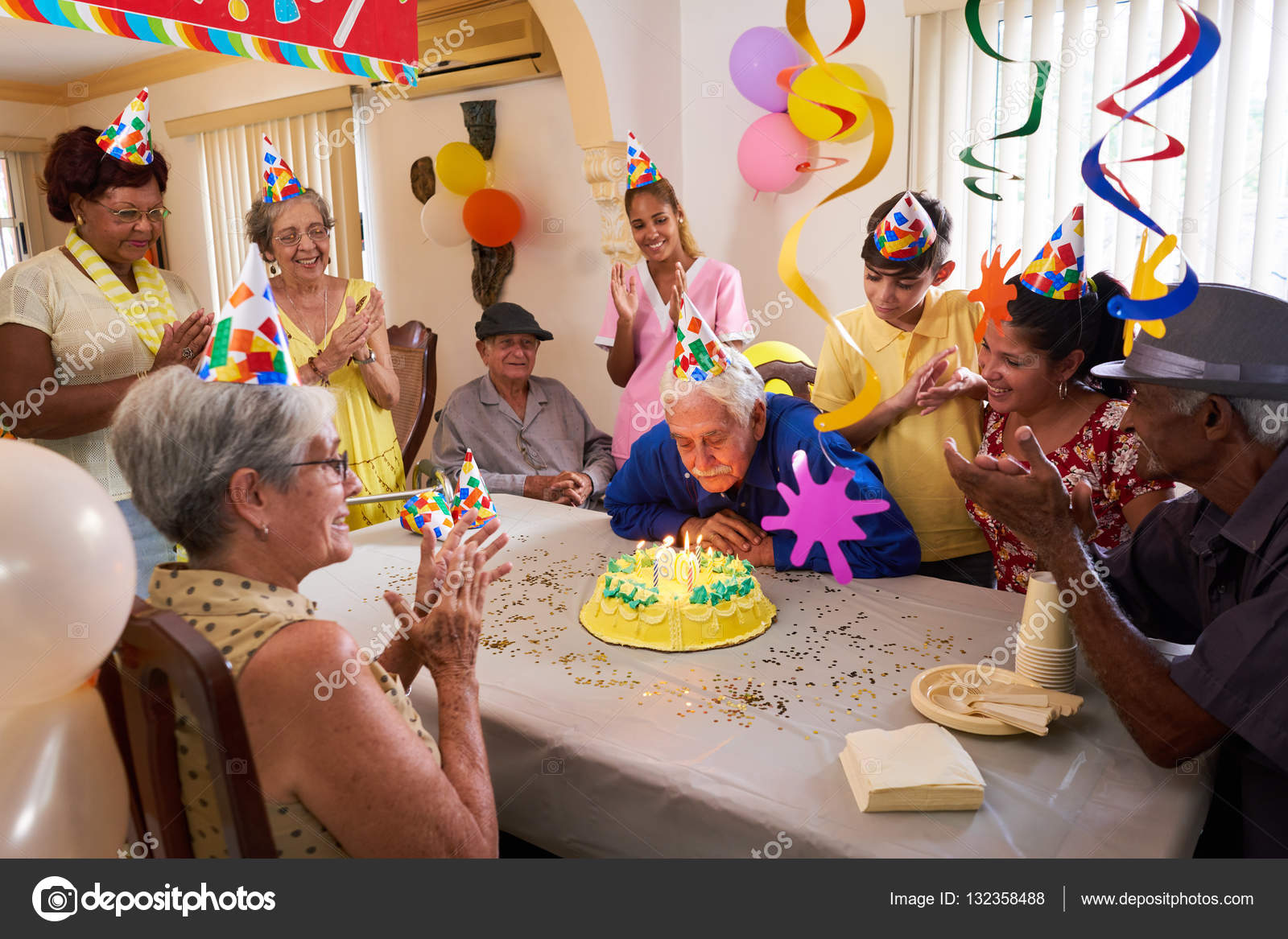 reunin de la familia para la celebracin de fiesta de cumpleaos en el hogar del jubilado - Fiesta De Cumpleaos En Casa reunin de la familia para la celebracin de fiesta de cumpleaos en el hogar del jubilado - Fiesta De Cumpleaos En Casa