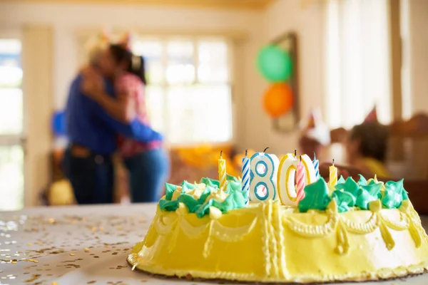 Feier 80 Geburtstagsparty Tochter umarmt alten Vater — Stockfoto