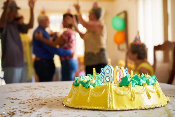 Festeggiamenti 80 Festa di compleanno con persone anziane felici in Hospi — Foto Stock