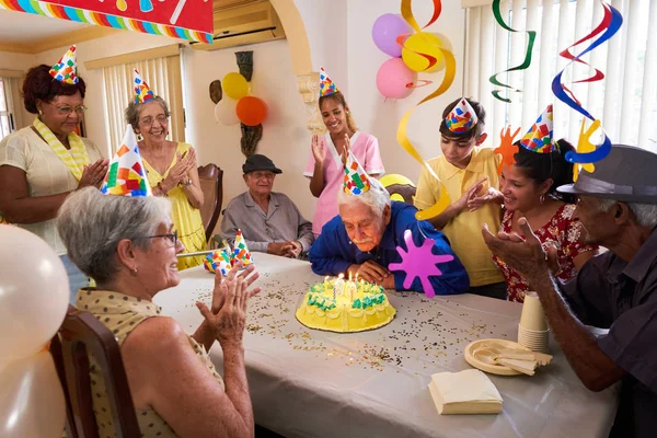 退職後の家で誕生日パーティーのお祝いに家族の再会 — ストック写真