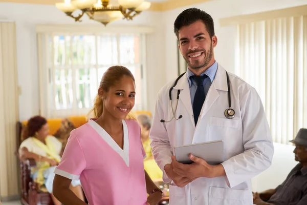 Möte på jobbet med läkare och sjuksköterska i Hospice — Stockfoto