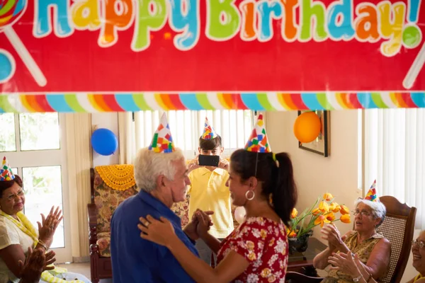 Fiesta de cumpleaños de ancianos con amigos en el hospital geriátrico —  Fotos de Stock