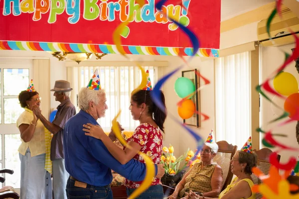 Mensen genieten van verjaardagsfeest met vrienden In geriatrisch ziekenhuis — Stockfoto