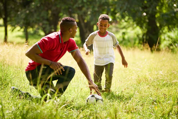 Père enseignement fils football — Photo