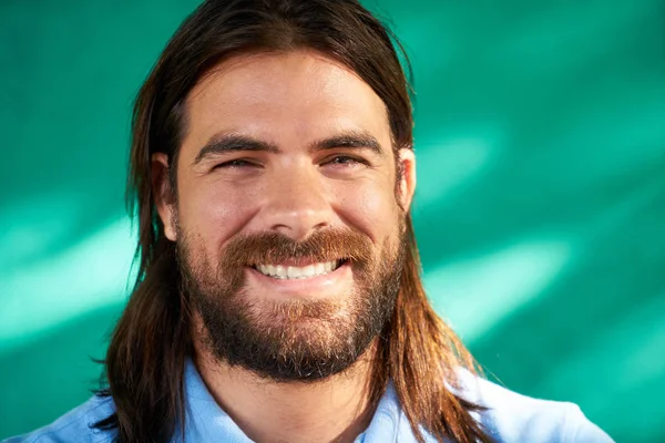 Homem com barba e cabelos longos — Fotografia de Stock