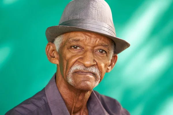 Hombre con sombrero mirando a la cámara — Foto de Stock