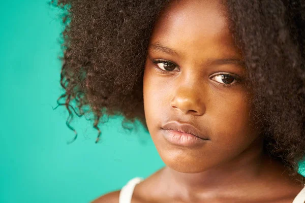 Ragazza guardando la fotocamera con la faccia preoccupata — Foto Stock