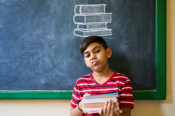 Gelangweilte und depressive junge Studentin mit Büchern in der Schule — Stockfoto