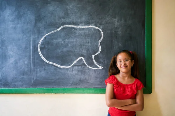 Étudiant heureux regardant caméra avec nuage sur tableau noir — Photo