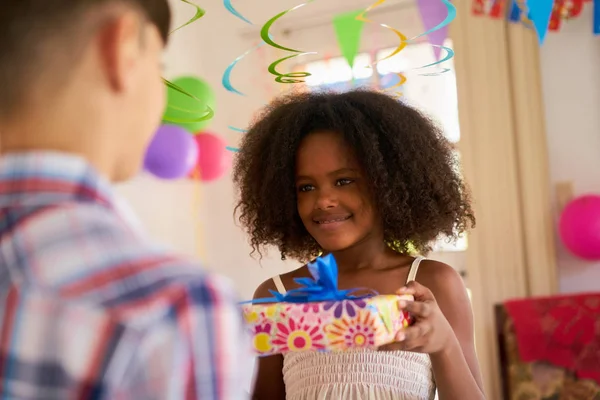 Garota dando presente de aniversário para colega de classe menino — Fotografia de Stock