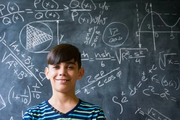 Retrato Genius Boy sorrindo para a câmera durante a aula de matemática — Fotografia de Stock