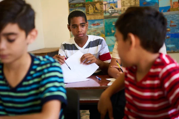 Amigos batota durante teste na escola e estudantes estudando — Fotografia de Stock