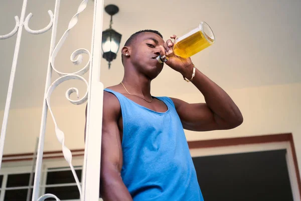 Μοναχικό ανέργων μαύρο άντρα στο σπίτι η κατανάλωση αλκοόλ — Φωτογραφία Αρχείου