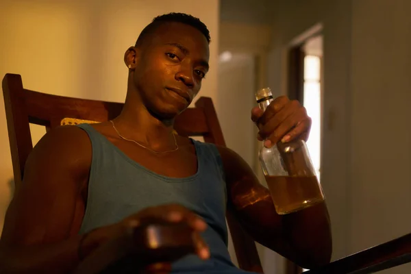 Портрет Черный человек пьющий алкоголь дома Пьяный муж — стоковое фото