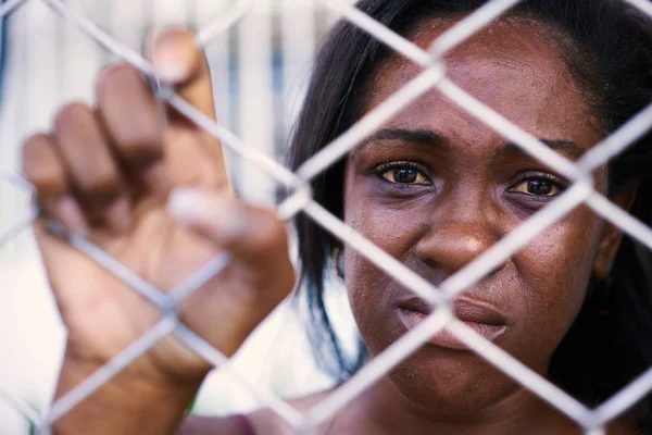 Aile içi şiddet ve istismar için ağlayan üzgün ve depresyonda kadın — Stok fotoğraf