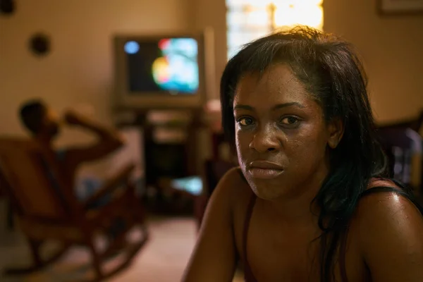 Misshandlade och rädd fru gråter våldsam make i bakgrunden — Stockfoto