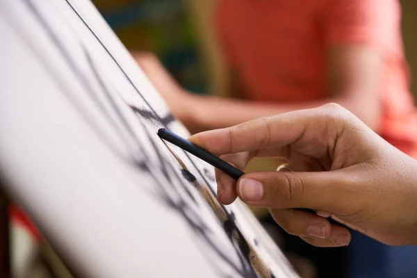 Αρσενική χέρι σχέδιο νεαρός σκιαγραφώντας καλλιτέχνης κατάρτισης στο σχολείο — Φωτογραφία Αρχείου