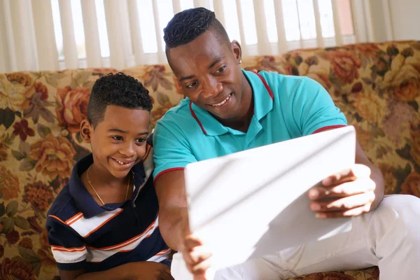 Apa és fia, játék Laptop PC, otthon — Stock Fotó